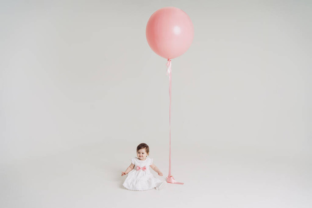 Kid with a pink balloon and copy space - Fotoğraf, Görsel