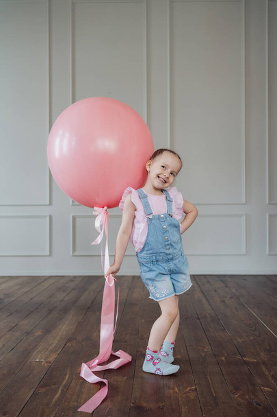 Kid playing with a pink balloon and copy space - Foto, Imagem