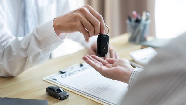 Insurance concept the customer receiving the car key after finishing the contract of car purchasing. - Fotoğraf, Görsel
