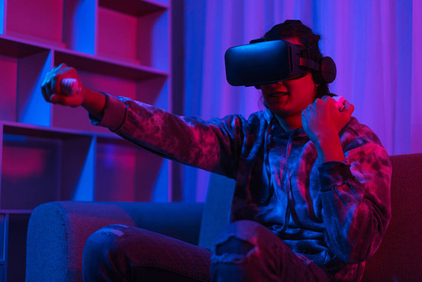 Metaverso concetto di tecnologia, Uomo indossare occhiali VR e divertirsi a giocare a boxe gioco nel mondo virtuale. - Foto, immagini