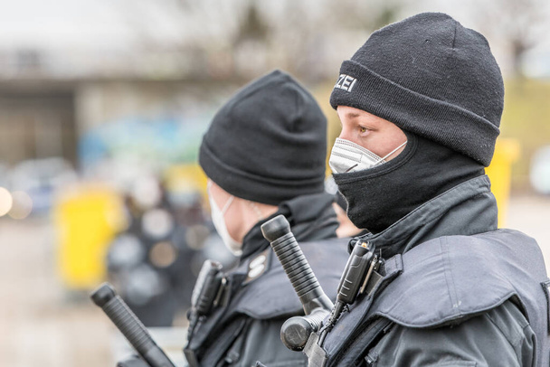 2022年1月26日ドイツ・バイエルン州レーゲンスブルク:ドイツ・レーゲンスブルクにおける平和自由自決のための反コロナデモにおける警察配備 - 写真・画像