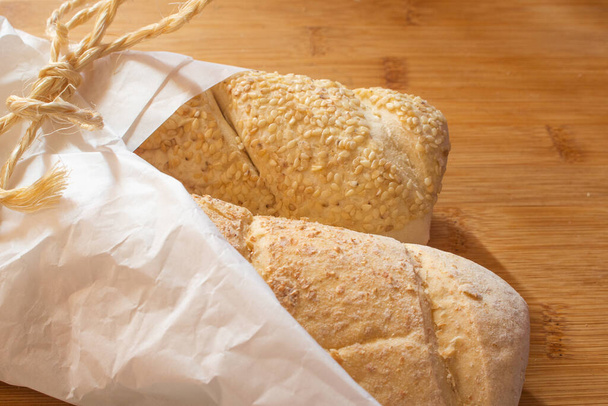 pan con soporte de madera - Foto, imagen