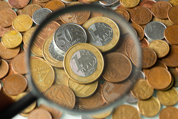 κορυφαία άποψη του βραζιλιάνικου πραγματικού νομίσματος με μεγεθυντικό φακό - Φωτογραφία, εικόνα