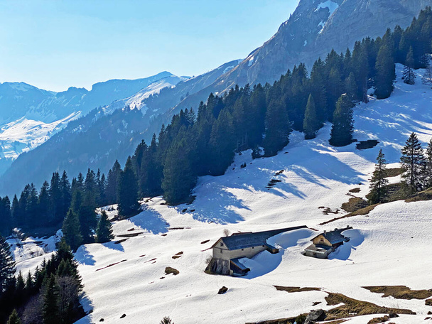 Cabanes de montagne (chalets) ou fermes et anciens élevages de bétail en bois dans la vallée alpine de Klontal (ou Kloental) et au bord du lac Klontalersee (lac Kloentalersee ou lac Klontaler) - Canton de Glarus, Suisse / Schweiz - Photo, image