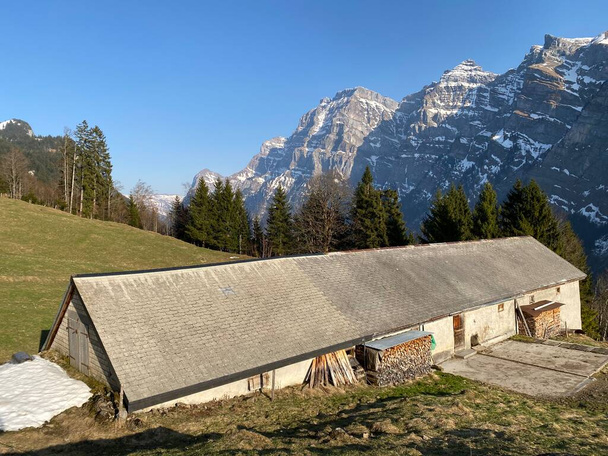 Horské chaty (chalupy) nebo statky a staré dřevěné chaty v alpském údolí Klontal (nebo Kloental) a u jezera Klontalersee (Kloentalersee nebo Klontaler jezero) - Kanton Glarus, Švýcarsko / Schweiz - Fotografie, Obrázek