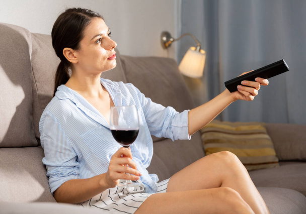 Woman relaxing at home watching TV - Zdjęcie, obraz