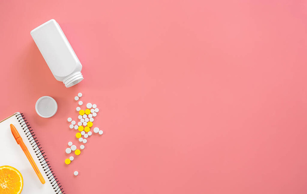 Scattered pills on a pink background, flat lay. - Photo, Image