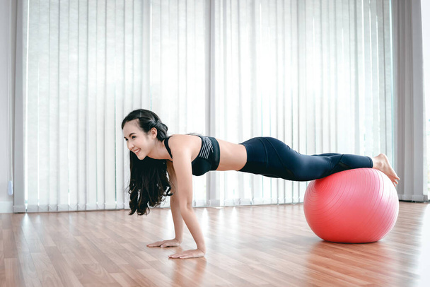 Hermosa cara sonriente de mujer disfruta del ejercicio con Fit Ball en forma - Concepto de deporte y estilo de vida - Foto, imagen