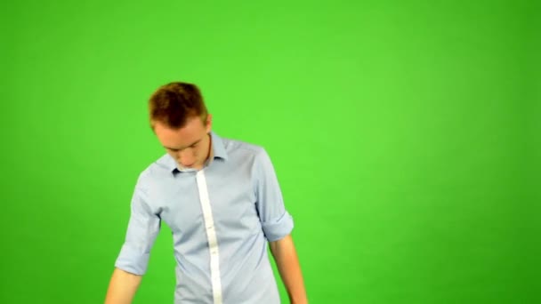 Man - groene scherm - portret - tempo (rond) de kamer (man wacht) - Video