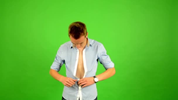 Mann - grüner Bildschirm - Porträt - Mann knöpft Hemd auf und Mann knöpft Hemd zu - Mann stimmt zu (zeigt Daumen hoch zur Zustimmung) - Filmmaterial, Video