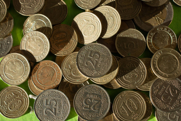 Οικονομική, νομισματική, τραπεζική και επιχειρηματική έννοια με τα νομίσματα τουρκικής λίρας - Φωτογραφία, εικόνα