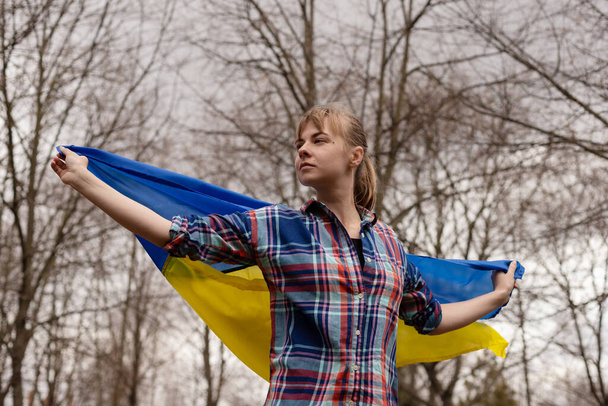 a woman with the flag of Ukraine. freedom of Ukraine. Russia's aggression - Foto, afbeelding