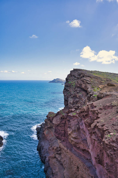 Ponta de Sao Lourenco, Madeira, Πορτογαλία. Όμορφη γραφική θέα στο βουνό του πράσινου τοπίου, βράχια και τον Ατλαντικό Ωκεανό. Πεζοπορία ενεργό ημέρα φρέσκο σκηνή του καλοκαιριού. Ταξιδιωτικό υπόβαθρο διακοπών - Φωτογραφία, εικόνα