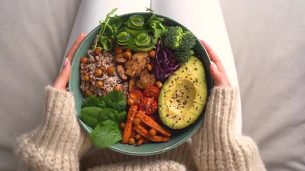 Frau mit Teller mit veganer oder vegetarischer Kost. Buddha Schale mit frischem Gemüse vorhanden. Gesunde Ernährung - Filmmaterial, Video
