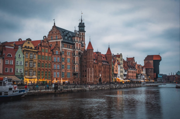 Gdansk eski kasabası ve bulutlu bir günde ünlü vinç. Gdansk, Polonya. Kasım 2021 - Fotoğraf, Görsel