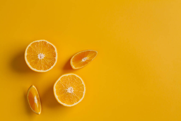 フラットレイトップビュー、カラフルな背景のオレンジフルーツ、隔離 - 写真・画像