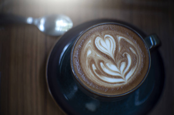 Latte Café caliente en fondo natural. - Foto, imagen