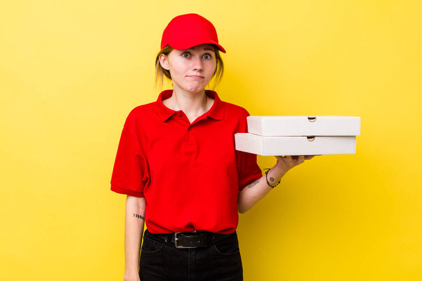 červená hlava hezká žena pokrčí rameny, cítí zmatek a nejistotu. dodání pizza koncept - Fotografie, Obrázek