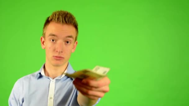 Man - groene scherm - portret - man biedt geld (Tsjechische kroon) - Video