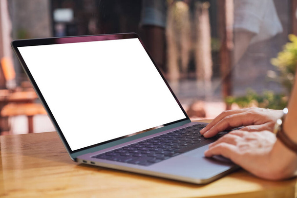 Макет зображення жінки, яка використовує і друкує на ноутбуці з порожнім білим екраном робочого столу на дерев'яному столі
 - Фото, зображення