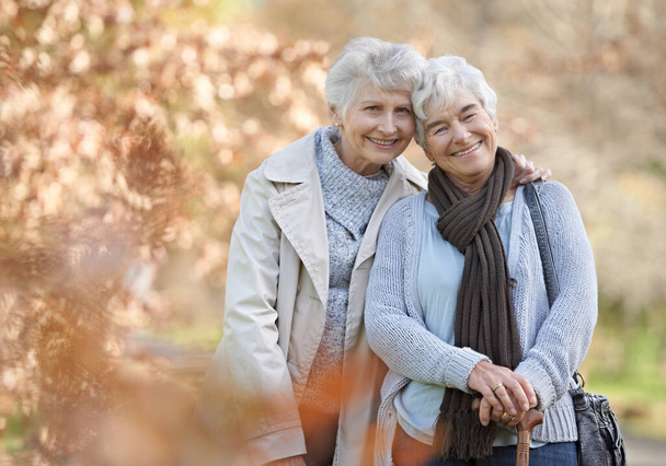 Nasza przyjaźń zmienia się z siły w siłę. Dwie starsze kobiety stojące razem i uśmiechnięte. - Zdjęcie, obraz