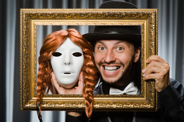 Zabawna koncepcja z maską teatralną - Zdjęcie, obraz