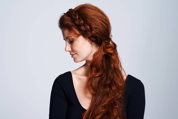 Peri masalı güzelliği. Gri bir arka planda poz veren güzel kızıl saçlı genç bir kadının stüdyo fotoğrafı.. - Fotoğraf, Görsel