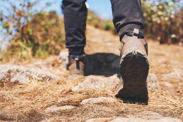 Immagine ravvicinata di una donna che cammina con scarponi da trekking in cima alla montagna - Foto, immagini