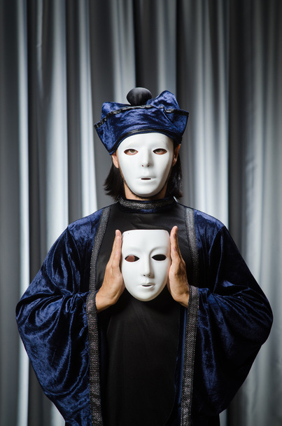 Concetto divertente con maschera teatrale - Foto, immagini