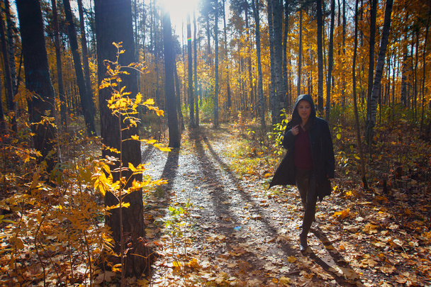 Mujer disfrutando otoño
 - Foto, imagen