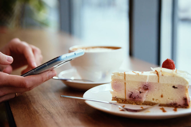 Woman have breakfast at cafe, use smartphone at cafe - Foto, Imagem