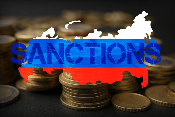 Mapa de Rusia en colores de bandera rusa contra muchas monedas. Concepto de sanciones relacionadas con Ucrania y Rusia - Foto, Imagen