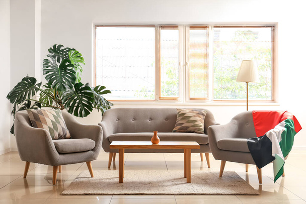 Sisustus moderni olohuone sohva, nojatuolit ja Arabiemiirikuntien lippu - Valokuva, kuva