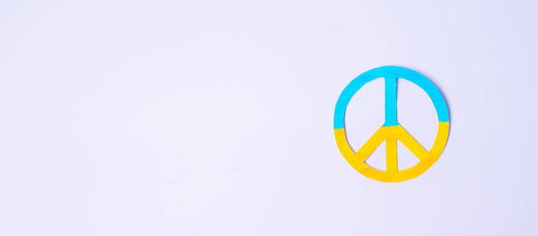 Ukrainan tukeminen sodassa Venäjää vastaan, rauhan symboli Ukrainan lipun kanssa. Rukoile, Ei sotaa, lopeta sota, seiso Ukrainan ja ydinaseriisunnan - Valokuva, kuva