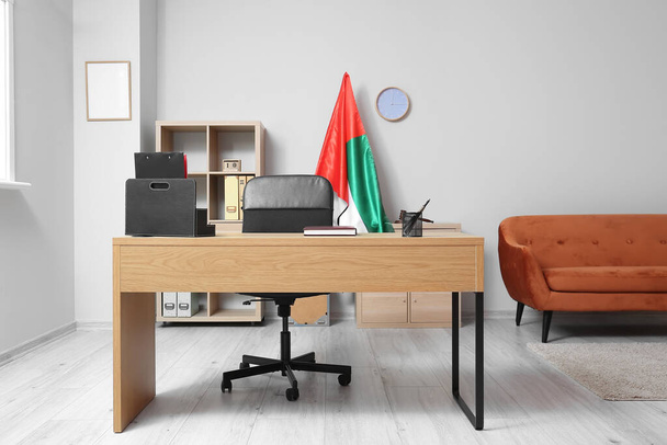 近代的な職場とUAEの旗と光のオフィスのインテリア - 写真・画像