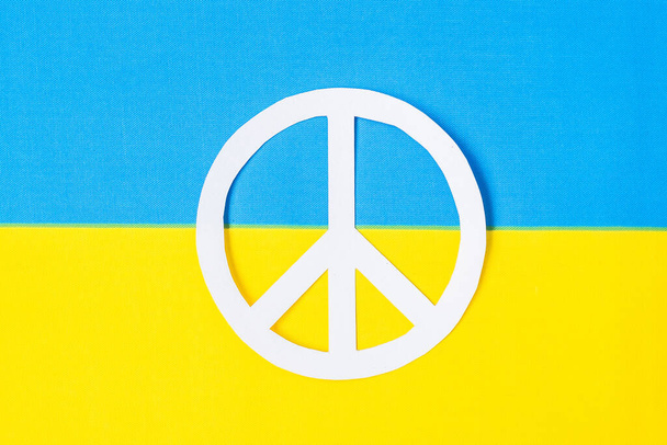 Rusya ile savaşta Ukrayna 'ya destek, Ukrayna bayrağıyla barışın sembolü. Dua et, savaş olmasın, savaşı durdur, Ukrayna ve Nükleer Silahsızlanma 'nın yanında dur. - Fotoğraf, Görsel