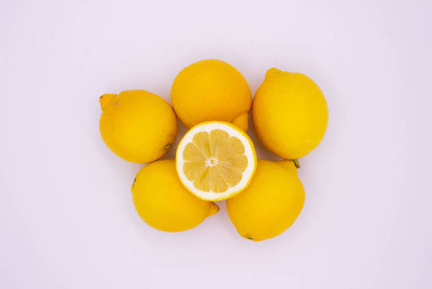 Kevés érett citrom könnyű háttérrel. Elszigetelt kép - Fotó, kép
