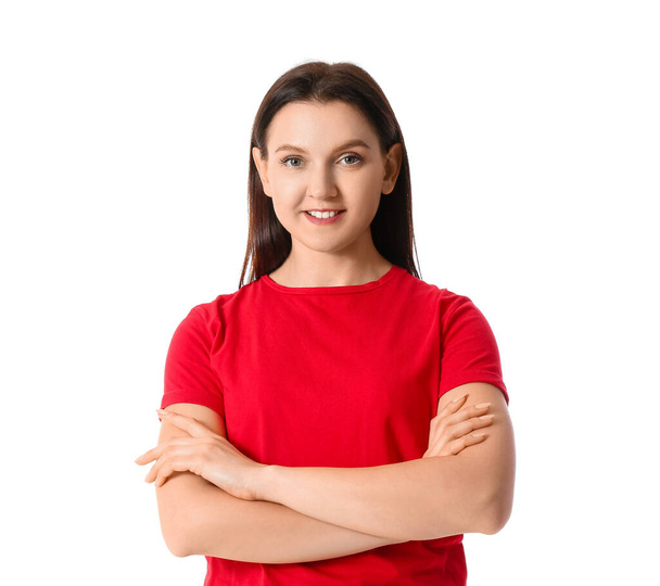 Mladá žena v červeném tričku na bílém pozadí - Fotografie, Obrázek