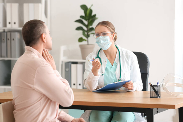 Хвора людина з болем в горлі відвідує лікаря в клініці
 - Фото, зображення