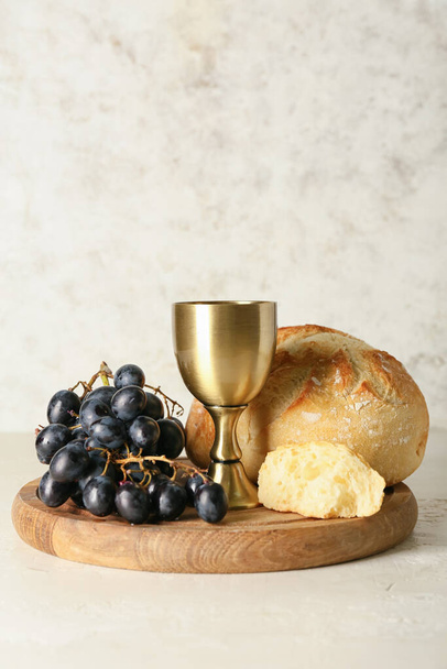 Üzümlü bir bardak şarap ve açık arkaplanda ekmek. - Fotoğraf, Görsel