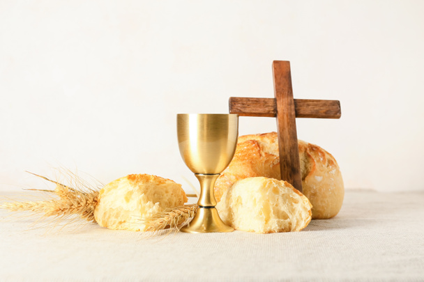 Κύπελλο του κρασιού με ψωμί και σταυρό στο φως φόντο - Φωτογραφία, εικόνα
