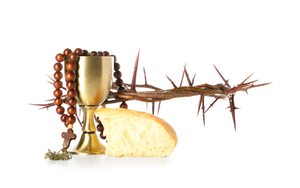 Κύπελλο του κρασιού με ψωμί, κομπολόι και στεφάνι από αγκάθια σε λευκό φόντο - Φωτογραφία, εικόνα