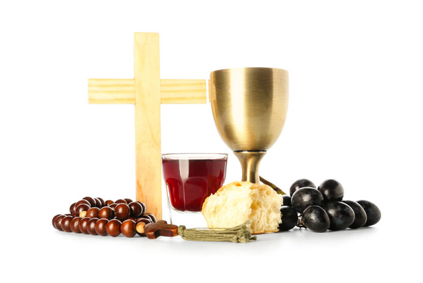 Vin avec pain, chapelet et croix sur fond blanc - Photo, image