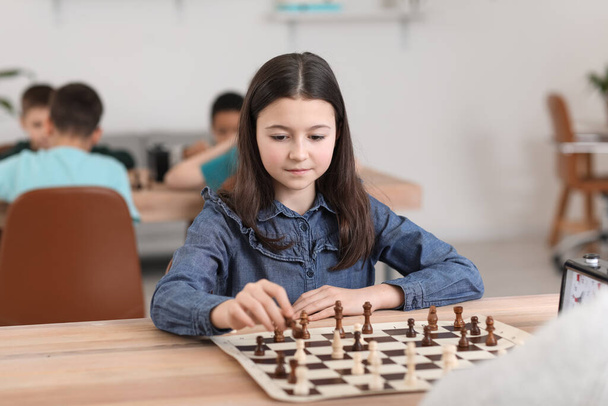 Κοριτσάκι που παίζει σκάκι κατά τη διάρκεια τουρνουά στο κλαμπ - Φωτογραφία, εικόνα