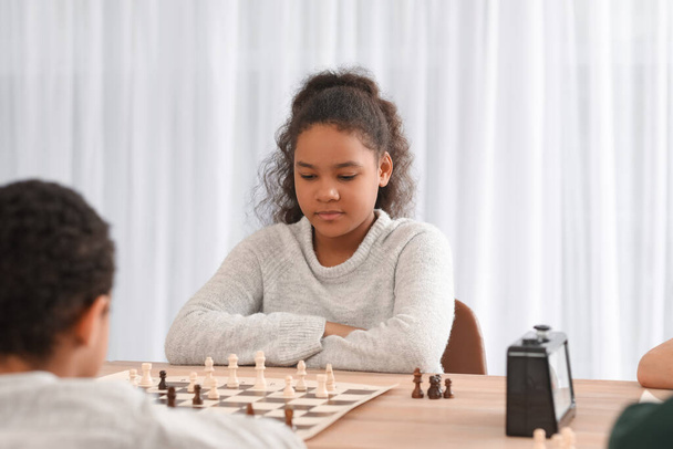 Kleine Kinder spielen Schach beim Turnier im Verein - Foto, Bild