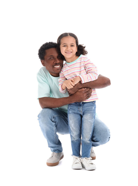 Beyaz arka planda mutlu Afro-Amerikan bir adam ve küçük kızının portresi. - Fotoğraf, Görsel