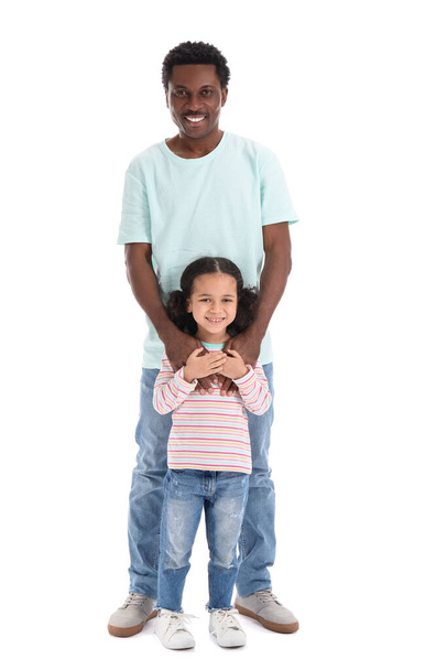 Beyaz arka planda mutlu Afro-Amerikan bir adam ve küçük kızının portresi. - Fotoğraf, Görsel