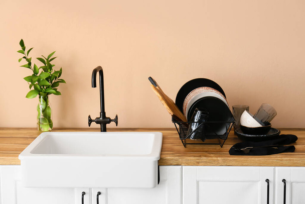 Állítsa be a tiszta asztali eszközök közelében mosogató a konyhában - Fotó, kép