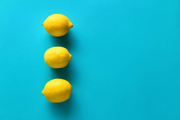 Reife Zitronen auf blauem Hintergrund, Draufsicht - Foto, Bild