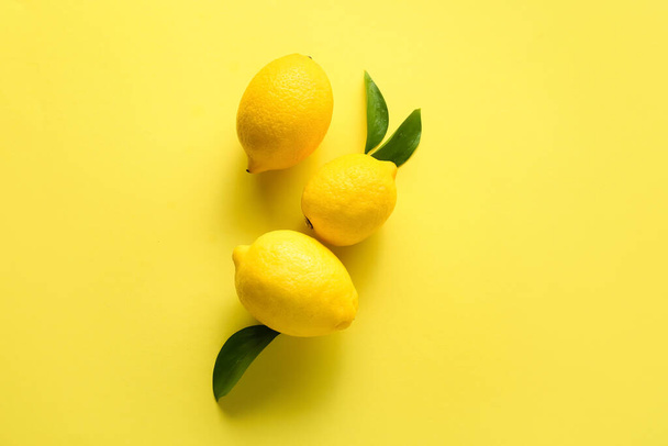 Спелые лимоны на желтом фоне, вид сверху - Фото, изображение